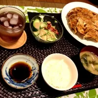 Snapdishの料理写真:円盤餃子、じゃがいもと玉ねぎワカメの味噌汁、サラダ、白米、デザートにメロン|ひかりさん