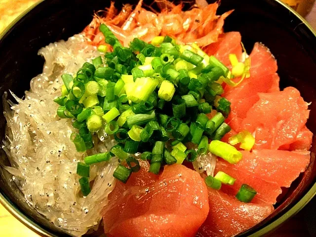 Snapdishの料理写真:しらす・桜エビ・マグロの三色丼|Shigeru Yasushitaさん