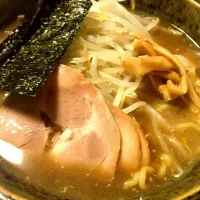 Snapdishの料理写真:旦那さんがラーメン作ってくれた！掃除に洗濯、料理と忙しいなあ、と旦那さん。感謝しております！美味しかった。じーん。|canadienneさん