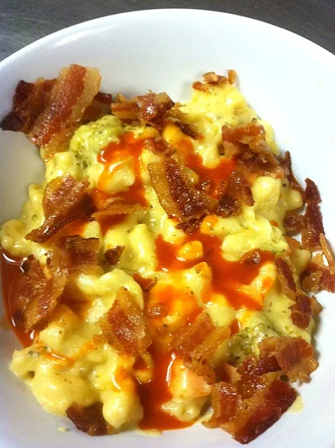 bacon, veggie, mac & cheese with hot sauce|Justin Ramosさん