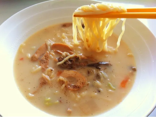 Snapdishの料理写真:今朝はきのこちゃんぽん。乾麺とは思えんモチモチさときのこたっぷり感がたまらんねぇ。|たけうちさん