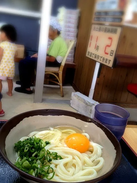 るみばあちゃんのおうどん。釜あげうどんに生卵イン。奥に居るのがるみばあちゃん。るみばあちゃんめちゃカワイイし美味しいし安い。素敵なお店！|まつざわハモンさん