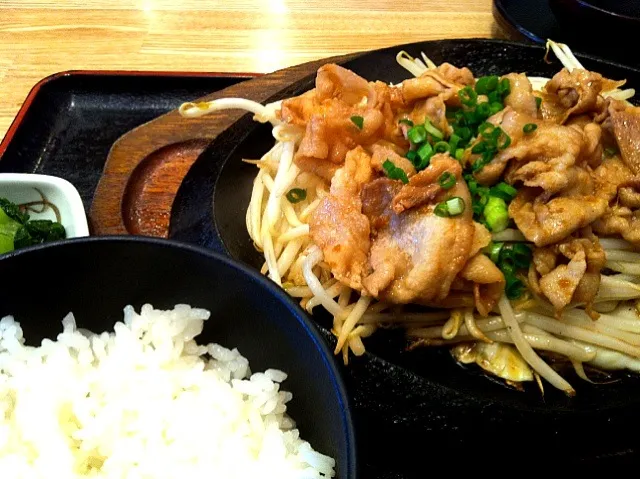 特盛生姜焼き定食だけど特盛なのはモヤシでした(-｡-;|Jackie Yamakawaさん