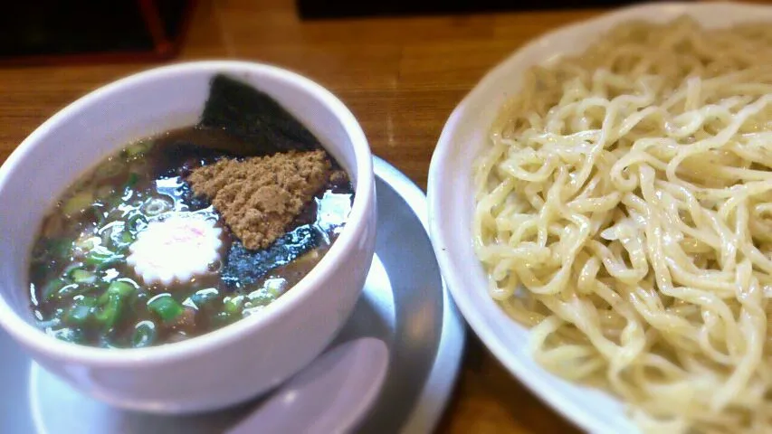 濃厚本節つけ麺を頂きました！平打ち麺に有りがちな煮干し様スープでしたが、全体的にバランスがいい甘味と円みがあるスープです(^-^)割スープはパンチなかったけどコレコレでさらっと飲めたので良しです！ココの平打ち麺、俺好きです！麺臭さを感じないツルッとした食感です。チャーシューは濃厚と言うより辛かったのはマイナスポイントで|たいがーくんさん