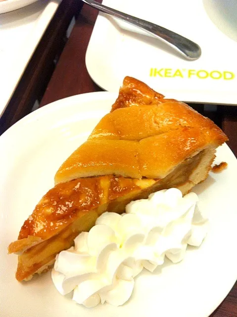 IKEAにて、アップルケーキ|らこすけさん