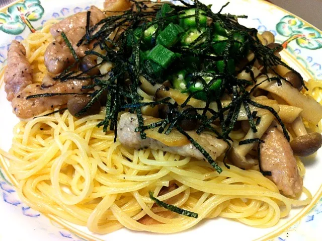 豚&きのこの和風バター醤油パスタ☆オクラ&刻み海苔のせ☆|アヤさん