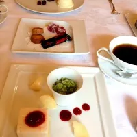 Snapdishの料理写真:食後のデザート   ミントシャーベット   桃のケーキ