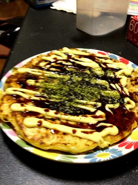 お好み焼き完成！鰹節ないから鰹だしの素で代用。しかも中身はキャベツのみ。|さいさん