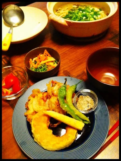 天ぷら、昨日の残りダシで鍋焼きうどん、豆苗おひたし、トマト|二宮みさきさん