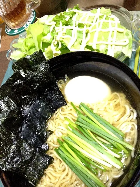 #夕飯  塩ラーメン(海苔と味が合う)、レタス。鍋洗うの面倒くさかったんでフライパンで作っちゃったい。|ms903さん