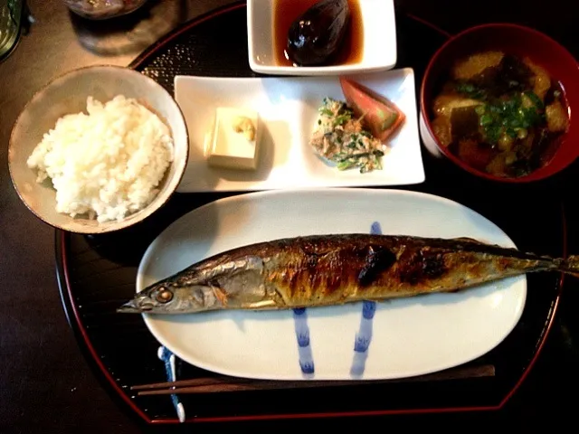 夕ご飯(9/12)：さんま塩焼き、茄子の含め煮、小松菜とツナとブロッコリースプラウトのサラダ、トマト、冷や奴、ワカメと揚げのお味噌汁。|piyokoさん