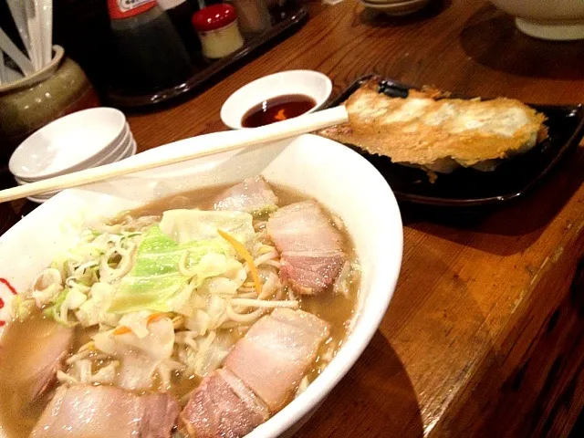 Snapdishの料理写真:しょうゆラーメン & 黒豚餃子|ちろるさん