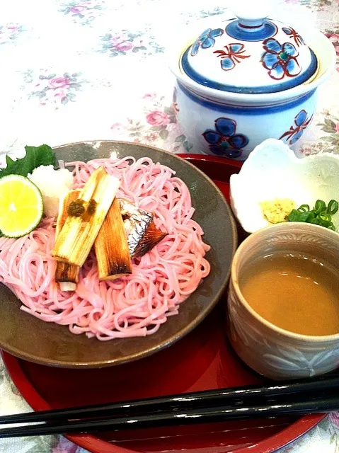 御近所の仲良しママ友ちゃまから頂いたきました♡ピンクの梅素麺♡ 心が穏やかになります♡ 太刀魚からとったお出汁に柚子胡椒を効かせて♬|由寿妃さん