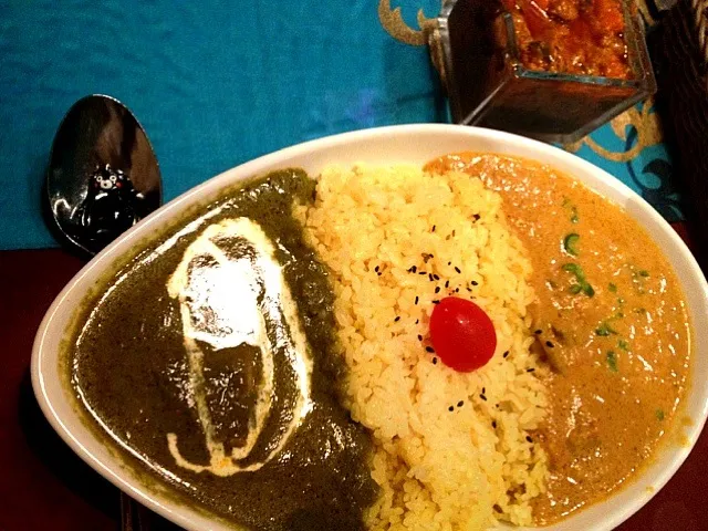 ほうれん草のカレーと、野菜のカレーのダブルカレー|大阪カレー部長さん