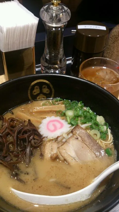 【渋谷】ガード下豚骨醤油拉麺|うめロクさん