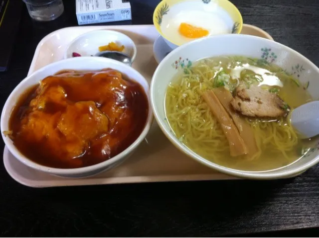 Snapdishの料理写真:海老玉丼と塩ラーメン|masakiさん