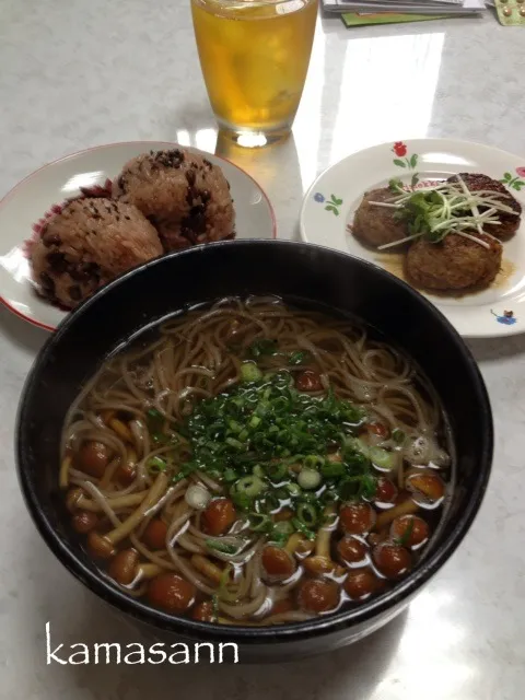 Snapdishの料理写真:ナメコ蕎麦、赤飯おにぎり、つくね|かまさん