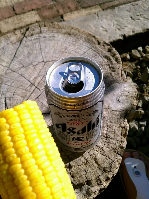 Snapdishの料理写真:庭でトウモロコシ＆ビール！|BIGRIVERさん