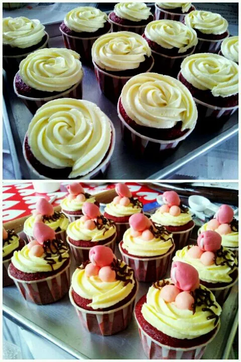 Snapdishの料理写真:Red Velvet Cupcakes with Vanilla Bean Cream Cheese Frosting|genさん