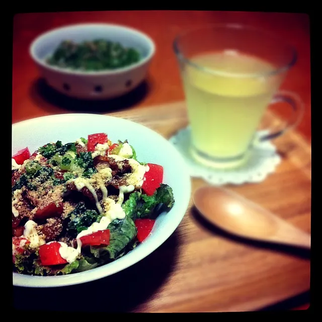 ピリ辛サラダ豚丼とピーマンとじゃこの炒めもの。|まゆさん