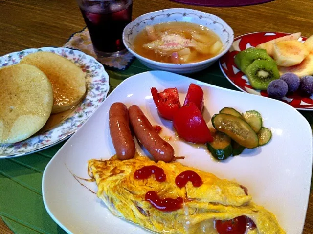 チーズとトマトのオムレツ  ホットケーキ   ウィンナー   野菜たっぷりスープ   サラダ  桃  ぶどう  キウイ  グレープジュース  ヤクルト|高田恵子さん