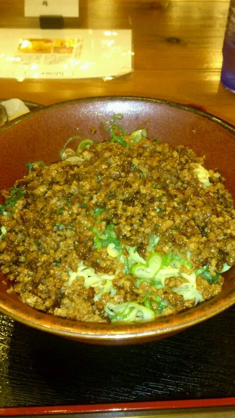 汁なし担々麺の大辛、肉大盛トッピング。麺を食べたあと丼にライスをぶち込んで食べたら美味いんだよ。見た目わるいけど。|komabooさん