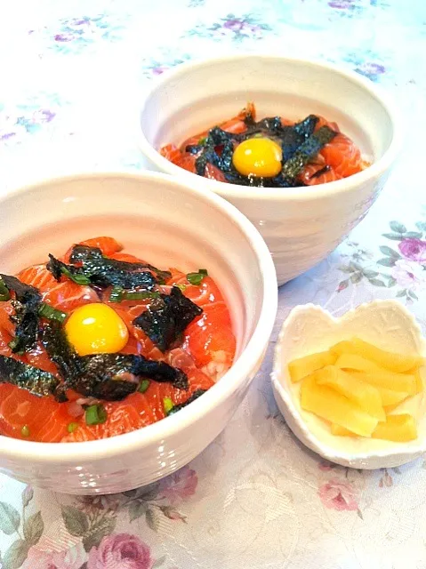 今日の姉妹のお昼ご飯は…サーモンの漬け丼 お漬物も添えて…|由寿妃さん