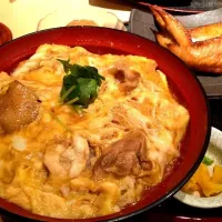 名古屋コーチンの親子丼。お腹いっぱい…くるしい…(>_<) でも美味しかった！|にしのゆきこさん