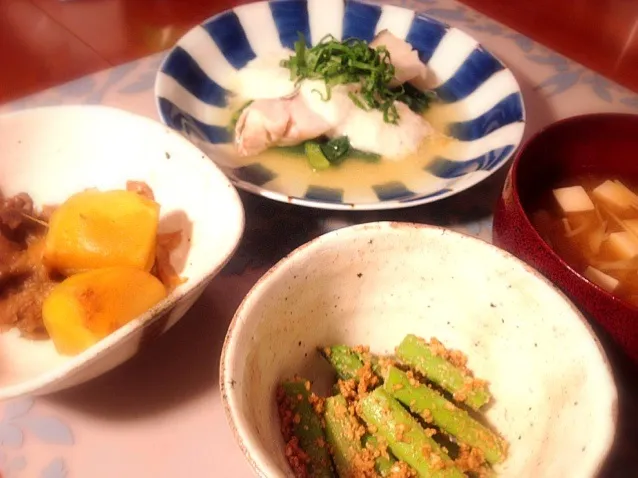 鱈の蒸しもの、アスパラの胡麻和え、肉じゃがカレー風味、きのことお豆腐のお味噌汁|tomozooさん