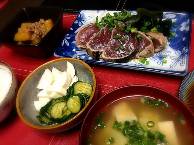 鰹のたたき、南瓜のそぼろ煮、ぴりぽん胡瓜・山芋の浅漬け、じゃがいもと高野豆腐の味噌汁|マキさん