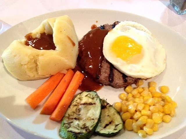 Salisbury Steak and Mashed Potatoes|Crystal Ramosさん