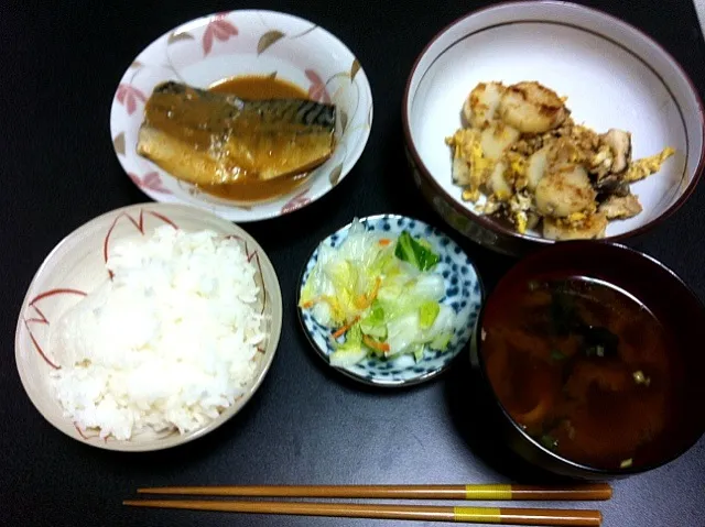 さばの味噌煮、長芋のそぼろ炒め、わかめの味噌汁、ゆず白菜、白飯|あもさん