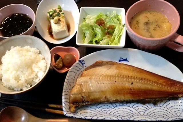 夕ご飯(9/15):ほっけ干物、こんにゃくと茄子の煮物、冷や奴、もずく、サラダ、昨日のシチュー｡･*.✧꒰⋆′◡ु͐‵⋆꒱｡･*.✧|piyokoさん