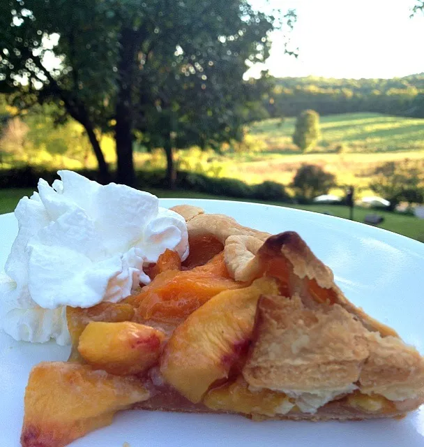 Peach crostata with whipped cream|Dean M Rogersさん