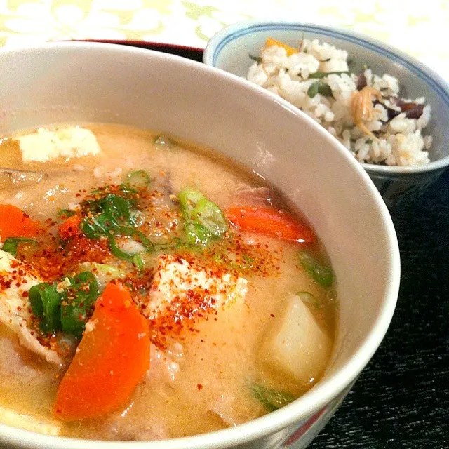 晩ご飯は豚汁と山菜炊き込みご飯|Nanaさん