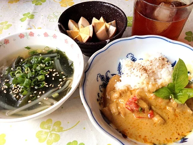 Snapdishの料理写真:久々、イナバのチキンタイカレー   ワカメスープ  煮卵|mari miyabeさん