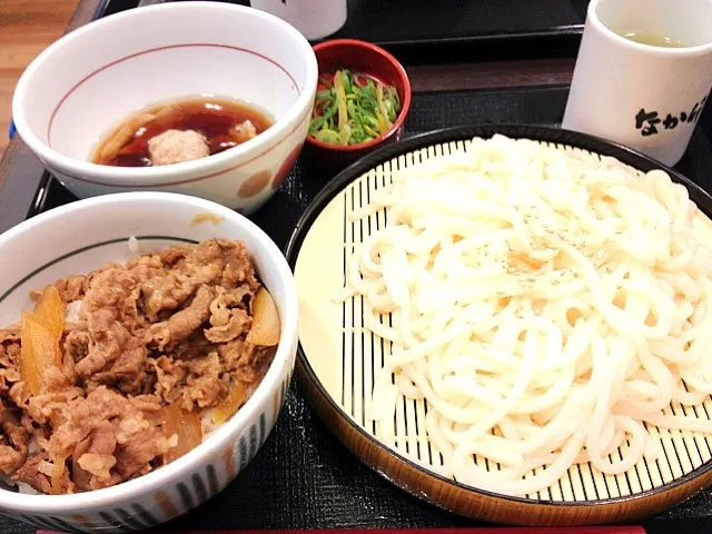 Snapdishの料理写真:なか卯 和風牛丼と鴨つけうどん|もへさん