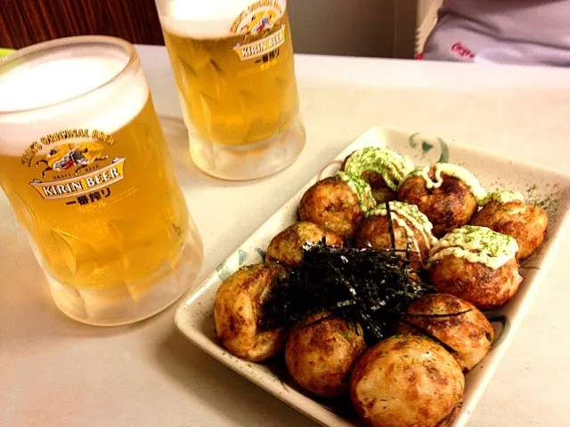 Snapdishの料理写真:やまちゃん (阿倍野)のたこ焼き、ビール|pentarouさん