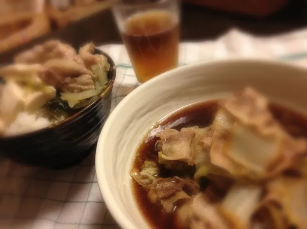 Snapdishの料理写真:白菜と豚バラの蒸し煮つくった。鳥と豆腐の汁飯と食べる。|aveeさん