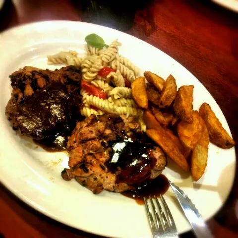 Snapdishの料理写真:grilled chicken with wedges and pasta salad|kelly limさん