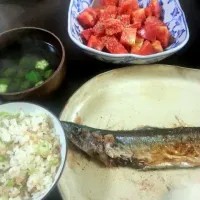 Snapdishの料理写真:秋刀魚の塩焼き、ちりめんじゃこ混ぜご飯、トマトサラダ、オクラスープ