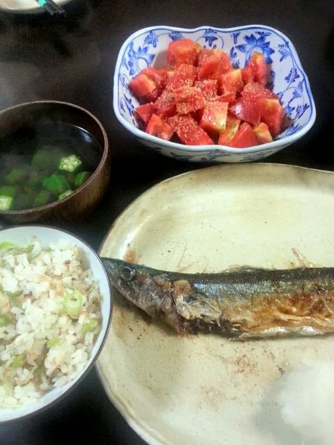 秋刀魚の塩焼き、ちりめんじゃこ混ぜご飯、トマトサラダ、オクラスープ|ままぞうさん