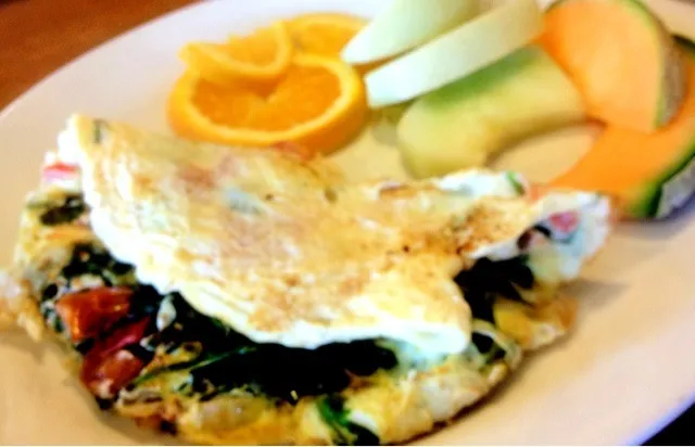 Snapdishの料理写真:#Egg White #Omlette with #Spinach and Tomato with #Fruit|sooprcoolchicaさん