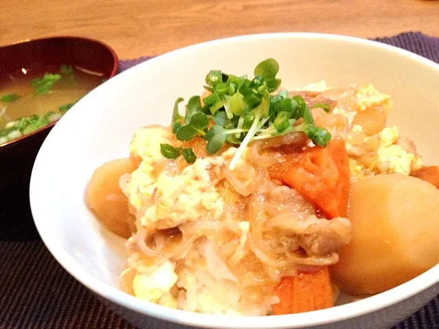 Snapdishの料理写真:9/18朝ごはん 肉じゃが玉子とじ丼|koji toyodaさん