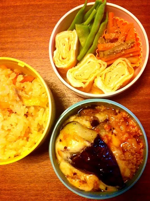 9/18娘弁当  炊き込みご飯  ☆茄子と挽肉とトマトのチーズ焼  きんぴら  インゲン  卵焼き  ＊炊き込みご飯に牛蒡を入れ忘れたー…＊|yukiyamasakiさん