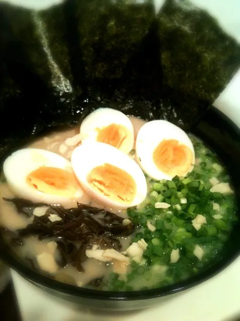 Snapdishの料理写真:お家で🍜こむらさきラーメン|りさ〜ぬさん