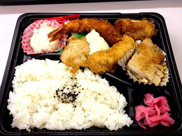 ミックスフライ弁当。|Agaricusさん