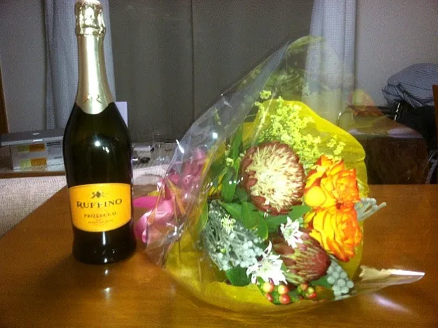 Snapdishの料理写真:Prosecco and flowers...:)|M Henry Ahearnさん