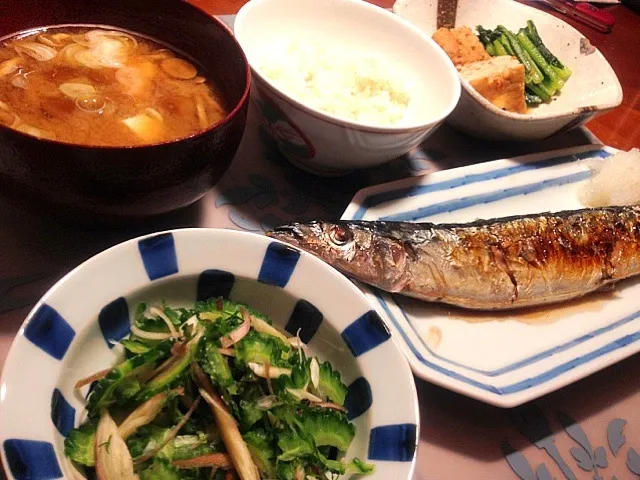 秋刀魚の塩焼き、小松菜とがんもの含め煮、ゴーヤとみょうがと青じそのサラダ、なめことお豆腐のお味噌汁|tomozooさん