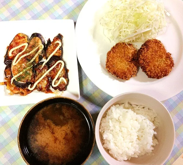 Snapdishの料理写真:カボチャのライスコロッケ、茄子のチーズ焼き、わかめと油揚げの味噌汁、ご飯作りました。お父さん、あー美味かったと言ってくれた(*^^*)|しおりさん